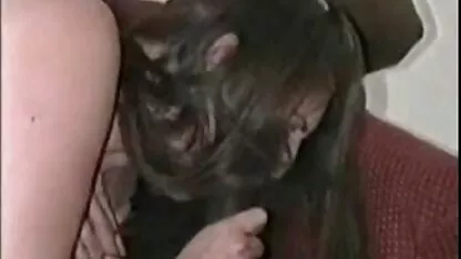 Americano fode a vagina de uma mulher ver videos de sexo com brasileiras negra de bunda grande posando um cavalheiro no sofá de couro