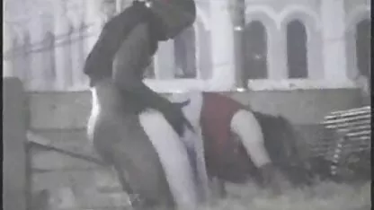 Homens musculosos chutando a bunda de uma mulher magra em uma pose de cavaleiro vídeo pornô com atriz brasileira em um cavalo de cabeça para baixo