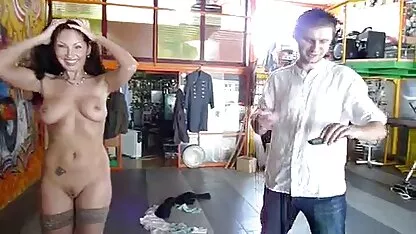 mãe dispor de grande mamas no vermelho Vestido e colocar Cuzinho no vizinho video de sexo antigo brasileiro Bolt