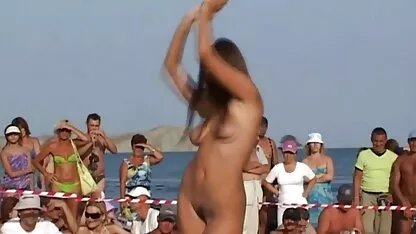 Velha dona de casa de lavagem no banheiro e mostrando a filme pornô só brasileiro ordenha e lambendo