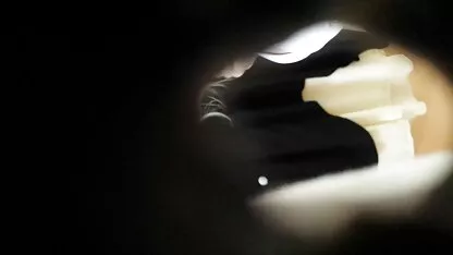 Morena quente quero assistir um vídeo pornô brasileiro acaricia na cama no hotel
