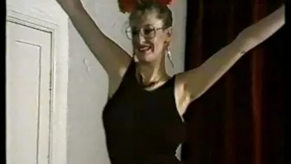 Muscle Faker fode duas meninas por sua vez no vídeos pornô anal brasileiro quarto de hotel