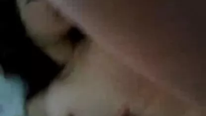 Menina vestindo luvas chupando membros se masturbando com videos porno brasileiros amadores os pés