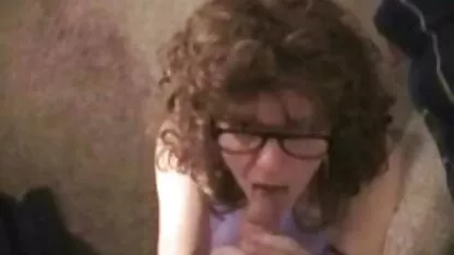 Mulher russa com shorts brancos dá um boquete profundo para um jovem videos pprno brasileiros
