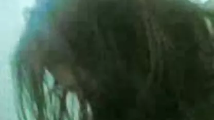 Enquanto a morena estava dormindo, os peitos grandes caíram de sua camisa e a bunda conseguiu soltá-la porno brasileiro com cavalo