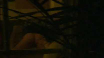Atlético loira fazendo filmes pornograficos brazileiros exercícios na frente da câmera, seu peito nu