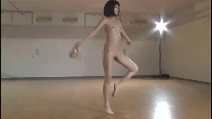 Magrinha loira leva um homem de frango em vídeo pornô brasileiro coroas sua garganta e dá para a cama