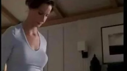 Skinny menina tirar a roupa e parafuso de assistir vídeos pornográficos brasileiros um homem com uma bunda apertada