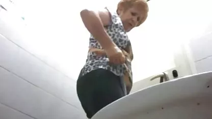 Esposa dando boquete para peludo marido em cama vídeo pornô caseiro brasileira