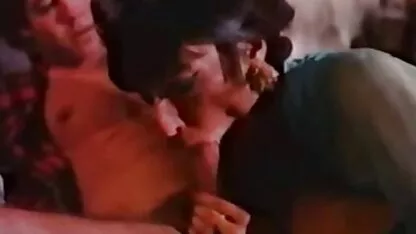 Camille vermelho em luvas brancas de trabalho na filme pornô das brasileiras mão pau e boca