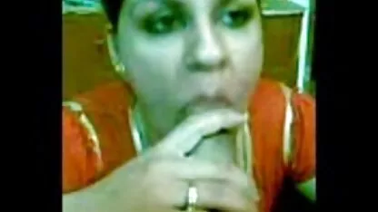 Jovem mulher em maiô deitado eu quero assistir filme pornô brasileiro na espreguiçadeira e se masturbando seu próprio