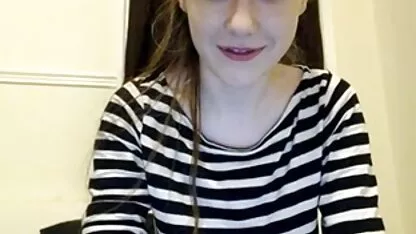 Homem magro fode com seios pequenos no topo da mesa de vídeo pornô da atriz brasileira massagem