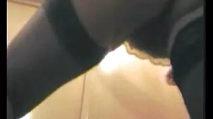 Cara videos de sexo anal caseiro brasileiro fode sexy Emily Thorne em cima de uma cama branca de neve em linha reta