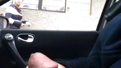 Jovem morena vídeo pornô caseiro e brasileiro fumar e conversar enquanto está sentado na cama