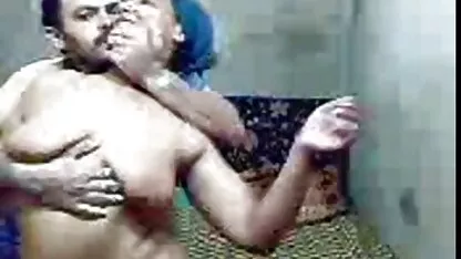 Jovem se masturba com melhores vídeos pornô brasileiro um grande vibrador