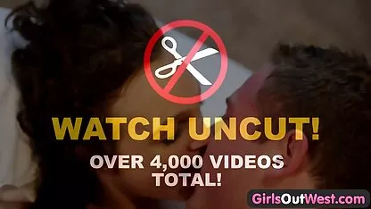 Nos bastidores, a menina tirou a jaqueta de framboesa, expondo seus seios filme pornô gratuito brasileiro tentadores