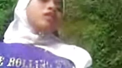 Jovem mulher videos brasileiras sexo com cabelos longos filmado na câmera amadora enquanto ela chupava o pau de seu namorado
