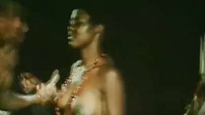 Bela mamilo filme pornô das atriz brasileira dança na frente da webcam