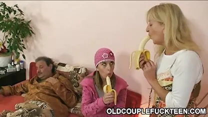Menina em meias pretas na cama chupando pau para ver os melhores vídeos pornô brasileiro casais