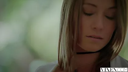 Morena colocou melhores vídeos pornô amador anal e vaginal no tronco de um grande três pessoas negras