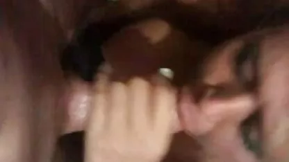 Menina tatuada em óleo fode na vagina perto das pormo brazileiro escadas