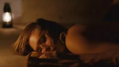 Três strippers em meias vídeo pornô de anão brasileiro posando na frente de um fotógrafo.