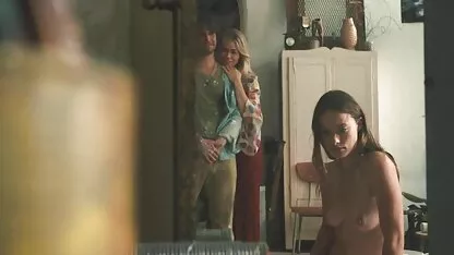 Morena em meias salta sobre o pau, vem para a fundição pornô brasileiro vídeo
