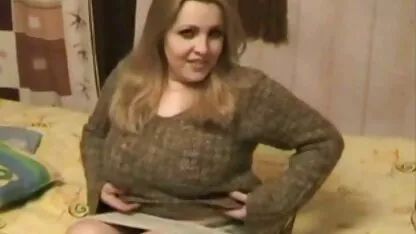 Lésbica com grande age difference lambida hat em topo de vídeo pornô de mulher gorda brasileira Cozinha mesa