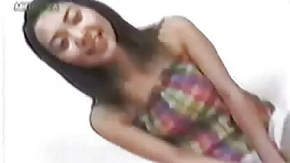 Um grupo de homens dryuchit na bunda de mulheres vídeo pornô novinhas brasileiras negras em casa