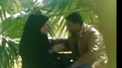 Menina alemã e africana sexo com turista em quarto tv porno brasileiro de hotel perto de paredes laranja