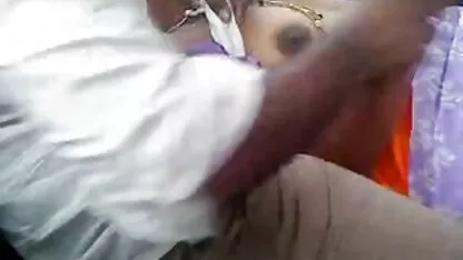 Um homem derrama uma garota na vagina peluda assistir filme pornô de mulher brasileira e cum no quarto