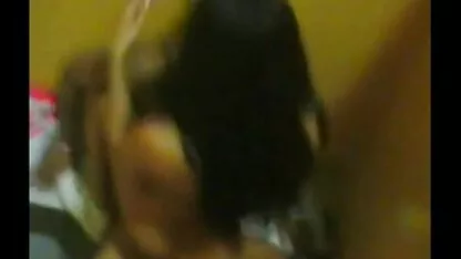 Loira com olhos castanhos vídeos pornô grátis brasileiros chupa o Pau grande de um novo amante em seu smartphone