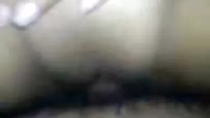 Jovem mulher tatuada com uma propagação grandes Mamas tateou e chupar o sexo caseiro e brasileiro pau de um amigo