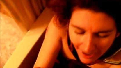 Agradável para distrair a garota do computador e video lésbicas brasileiras estuprada