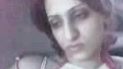 Uma esbelta menina com Peitos grandes video pornor brasileiro ter sexo com uma pick up nos arbustos