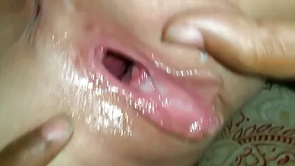Garota de pele escura, fazendo o filme de pornô brasileiro uma explosão em seus joelhos no chão