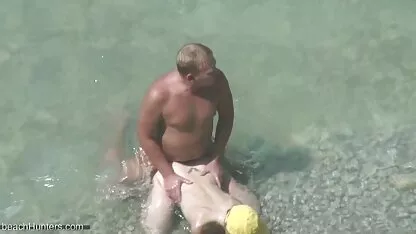 Morena em filme pornô só as brasileiras camisola vermelha monta um pênis grande