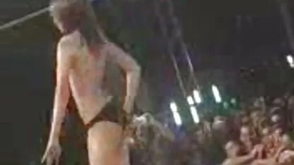 Menina no vestido de Ano Novo fodida pelo filme pornô com kid bengala brasileiro câncer com um homem