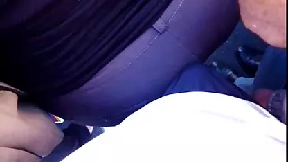 mulher de golfe de cor escura acariciando a videos brasileiros xxx mala da esposa e submete a ele no transporte