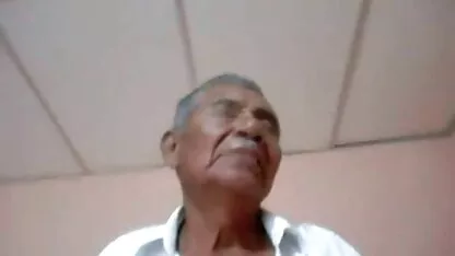 Asiática com buceta peluda vigorosamente vídeo amador brasileiro pornô batendo no escritório com o homem