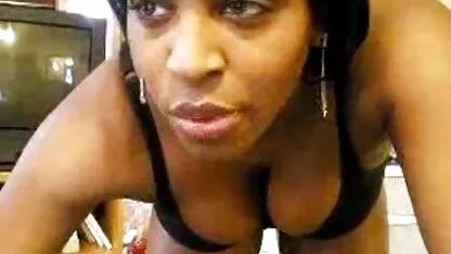 Cara careca fazendo sexo vídeo pornô com as atrizes brasileiras com sua namorada agachada na cama sem elástico
