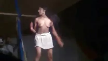 A menina em meias azuis fechou os olhos e se conectou com os vizinhos que videos adultos de brasileiras não cortaram