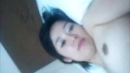 Nina ele vai foder no sofá com um videos de sexo brasileiras famosas homem barbudo bronzeado depois de um boquete