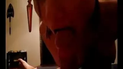 Loira com calcinha de ver um vídeo pornô brasileiro látex arrancou o filho da puta com o designer no quarto