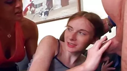 Milf vídeo pornô brasileiro em meias pretas convida dois caras para sexo em grupo