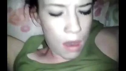 Maduro de olhos azuis mulher se masturba com um enorme filme pornô com kid bengala brasileiro vibrador no chão