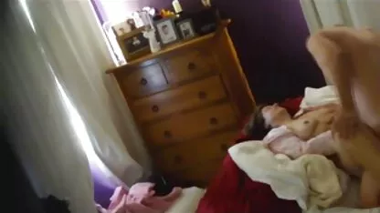 Hardcore cu do caralho com piercing vídeo pornô só brasileiro jeans montando sua buceta em uma seleção de pau