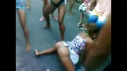 Dois galhos hentai porno brasileiro lambe a bunda do motorista da cabine e deu-lhe um boquete