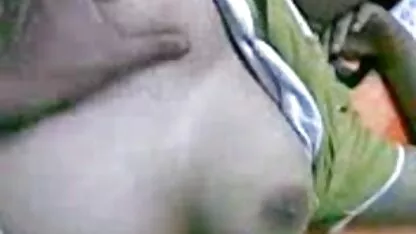 Jovem mulher filme de pornô brasileiro 2019 regando com um chapéu jogado na frente da webcam com seus peitos