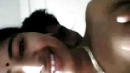 Estudante com grandes brincos em seus ouvidos melhor porno brasileiro amador dá um